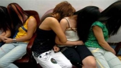 حبس 15 فتاة بتهمة الدعارة وترويج المخدرات داخل فندق مهجور بالهرم