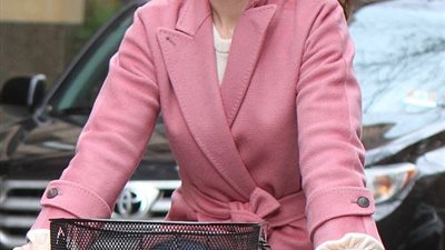 النجمة “آن هاثاواي” تتجول بالعجلة فى شوراع نيويورك.. تعرف على السبب (صور)