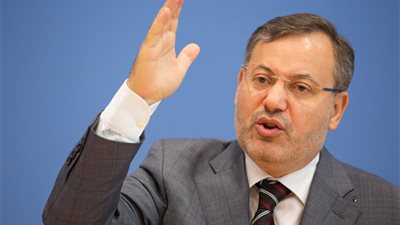 سر غياب أحمد منصور عن تقديم البرامج فى قناة “الجزيرة”