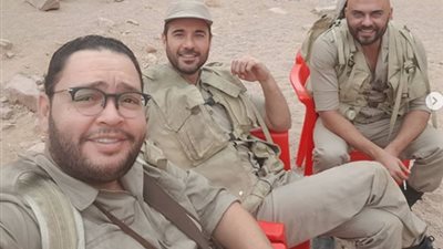 أبطال “الممر” بالزي العسكري في كواليس تصوير الفيلم (صور)