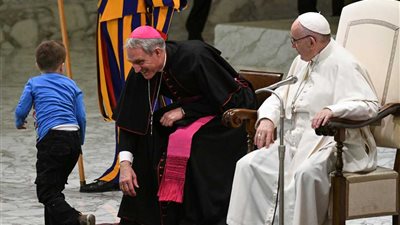 طفل يداعب بابا الفاتيكان خلال العظة الأسبوعية