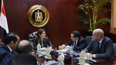 بحضور رئيس هيئة الاستثمار.. سحر نصر تعقد أول اجتماع مع لجنة متابعة المناطق الحرة