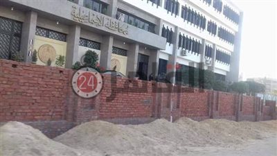 برلمانى يطالب مجلس النواب بوقف بناء سور حول مبنى محافظة الإسماعيلية (صور)