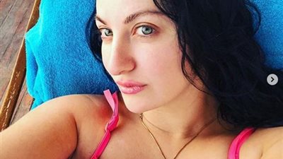 “في عز البرد” صافيناز بالمايوه على البحر (صور)