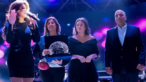  الفنانة إليسا دعمها