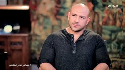 مكى: “والدتى قالت عليا ملبوس لما شافت حزلقوم وجونى والكبير فى مشهد واحد”