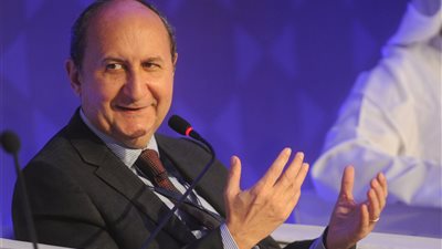 وزير الصناعة: “إيه لازمة شراء تليفون بـ30 ألف جنيه ودى سلع ترفيهية؟!”