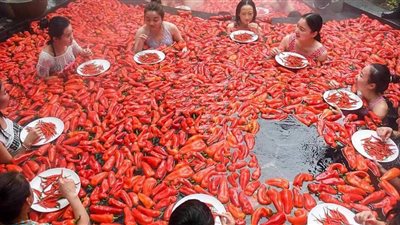 تحدي الشطة.. سباق صيني بالمايوهات للتغلب على برودة الطقس “لو راجل جرب”