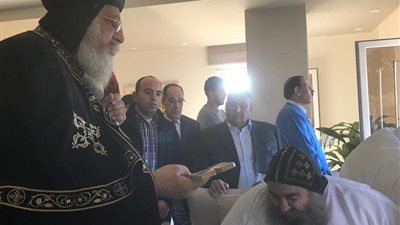 البابا تواضروس يزور أسقف عام أسيوط بعد إجراءه عملية جراحية (صور)