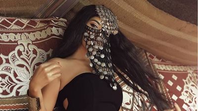 نسرين أمين جذابة بـ “البيشة” في جلسة تصوير جديدة بأجواء القعدة العربي (صور)