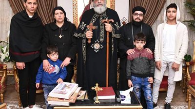 مداعبة وصلاة وهدايا.. كل ما جرى في لقاء البابا تواضروس بأسرة ضحيتي رقيب شرطة المنيا (صور)