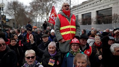 آلاف المتقاعدين يتظاهرون فى فرنسا