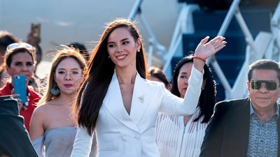 بإطلالة غريبة.. شاهد استقبال “الفلبين” لملكة جمال الكون بعد تتويجها “صور”