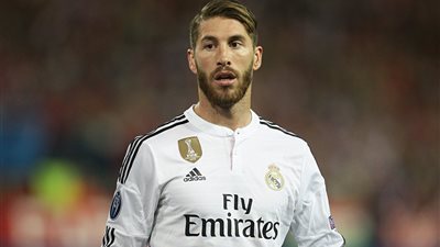 راموس يستمع للآذان بمسجد الشيخ زايد (فيديو)