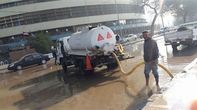 تعطل حركة المرور بكورنيش النيل نتيجة انفجار مأسورة مياه أمام ماسبيرو