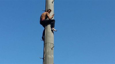باكستاني يتسلق برج المحمول: “خلوني رئيس وزراء وأنا أنزل”