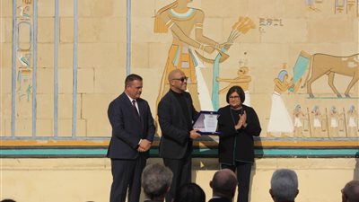 أشرف عبدالباقي يحتفل باليوم العالمي للتطوع في القرية الفرعونية