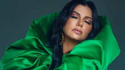 “ستكونين انتِ الشجرة”.. جلسة تصوير جديدة لرانيا يوسف إحتفالًا بالكريسماس (صور)