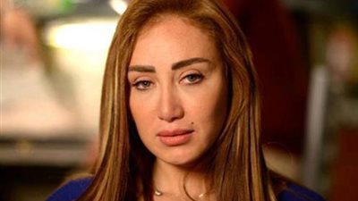 ريهام سعيد تخلع حذائها على الهواء أمام المشاهدين (فيديو)