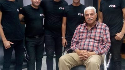 شاهد.. أشهر مصفف شعر رجالى ينشر صور لـ”نظيف” داخل صالون الحلاقة