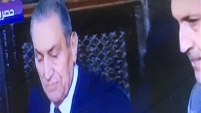 مبارك يرفض الرد على سؤال بشأن دور الإخوان في التخريب أيام 25 يناير (فيديو)