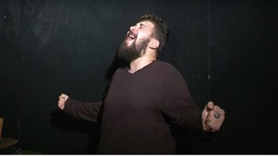 بالأحضان والجلوس في غرف مظلمة.. طريقة جديدة للخروج من الاكتئاب في مراكز التأهيل النفسي (صور)