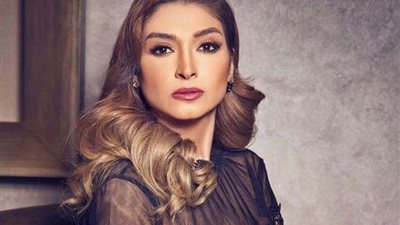 بعد اتهامها بالتهرب من الضرائب.. روجينا تستقبل العام الجديد من المسجد النبوي بصحبة بناتها (صورة)