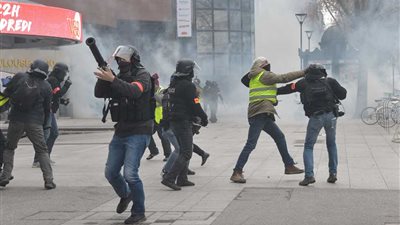 اشتباكات بين الشرطة الفرنسية و”السترات الصفراء”