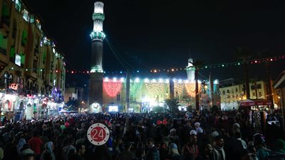 بساطة وتصوف وعبادة.. الآلاف يحيون الليلة الكبيرة لمولد الحسين (صور)