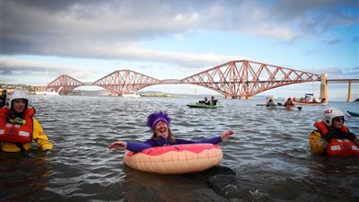 السباحة في المياه المتجمدة في احتفالات رأس السنة ببريطانيا