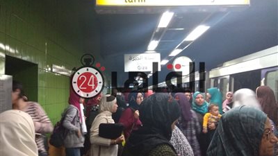 المترو: سوء حالة الطقس سبب سقوط لوح معدني على السكة والقضيب وتوقف الخط الثاني