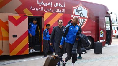 لاعبو الزمالك بالكمامات في مطار القاهرة بسبب فيروس كورونا (صور)