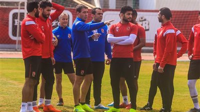 فايلر يعقد جلسة مع لاعبي الأهلي قبل المران.. وتدريب 75 دقيقة استعدادًا لمواجهة صن داونز (صور)