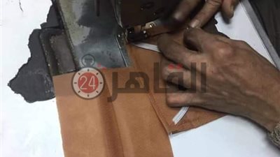 ترزي يصنع كمامات لمواجهة فيروس كورونا داخل ورشة بالإسكندرية بغرض البيع (صور)