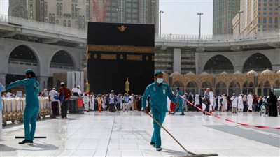 الحرم المكي الآن.. المصلون يؤدون صلاة الجمعة بعد تطهير المسجد الحرام