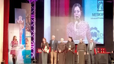 المركز الكاثوليكي للسينما يكرم لقاء الخميسي.. والفنانة: “بحب بطرس دانيال” (صور)