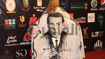 رانيا فريد شوقي في افتتاح مهرجان الأقصر بفستان مطبوع عليه صورة والدها (صور)