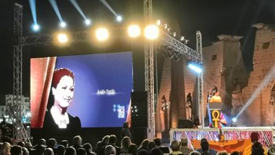 جيهان زكي تتسلم درع تكريم جدتها عقيلة راتب في افتتاح مهرجان الأقصر للسينما الإفريقية (صور)