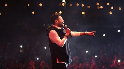 محمد حماقي يشعل أجواء الجامعة الأمريكية بأروع الأغاني (صور)