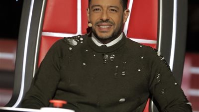 محمد حماقي يظهر في الحلقة الأخيرة من “The Voice Kids” بـ”ملابس غريبة”