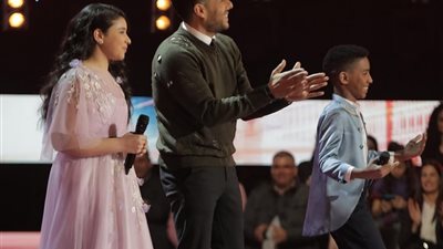 محمد حماقي يشعل مسرح “The Voice Kids” بأغنيته “ليه بيلوموني” مع أعضاء فريقه