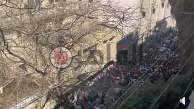 شاهد.. تدافع المئات أمام المعامل المركزية لاستخراج شهادة كورونا والسفر إلى الخليج (فيديو)