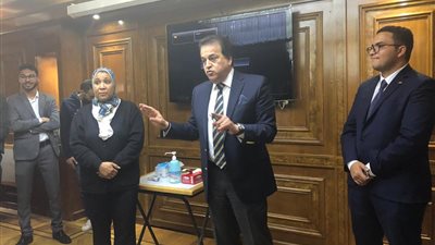 وزير التعليم العالي يجتمع مع رؤساء ونواب اتحادات الطلاب للتوعية من فيروس كورونا