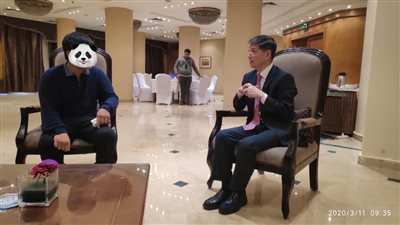 السفير الصيني بالقاهرة يلتقي بالشاب ضحية التنمر بكورونا ويقدم له الدعم (صورة)