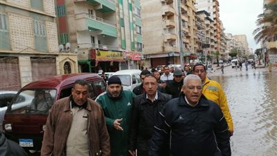 محافظ الإسكندرية يتفقد رفع تجمعات مياه الأمطار بنطاق حي العجمي (صور)
