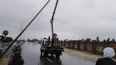 سقوط عمود إنارة بالطريق السريع في الشرقية بسبب الطقس السيئ (صور)