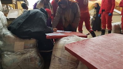أبطال في الظل.. الهلال الأحمر يقدم الإغاثة لـ250 أسرة أثناء موجة الطقس السيء (صور)