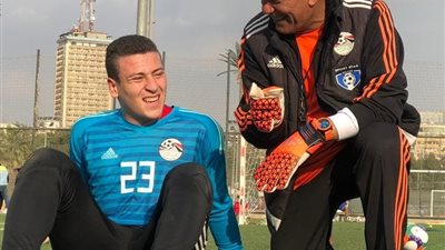 سيرًا على خطى والده.. نجل أسامة عبد الكريم ينضم للمنتخب الوطني (صور)