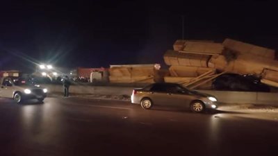 انقلاب “تريلا” محملة بالأخشاب فوق سيارة ملاكي بطريق العامرية بالإسكندرية (صور)