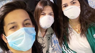 هشام جمال مع إيمي ودنيا سمير غانم من كواليس فيلمهم: “فريق مكافحة الكورونا” (صورة)